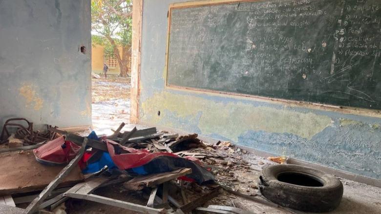 Aula abandonada en Ciudad Libertad, La Habana.