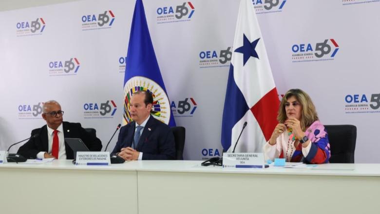 El canciller de Panamá (centro), Javier Martínez-Acha, durante la conferencia de prensa.