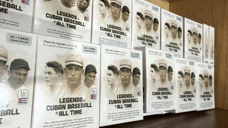 Cajas de los sets de las postales sobre leyendas del béisbol cubano.