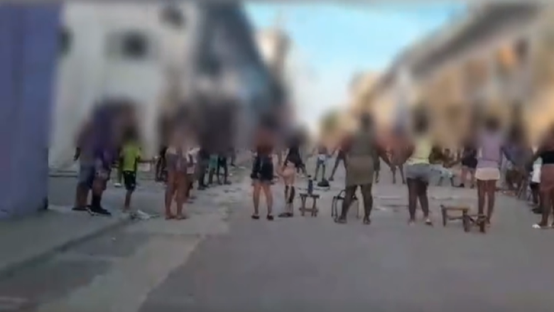 Residentes en Atarés, Cerro, cierran la calle.