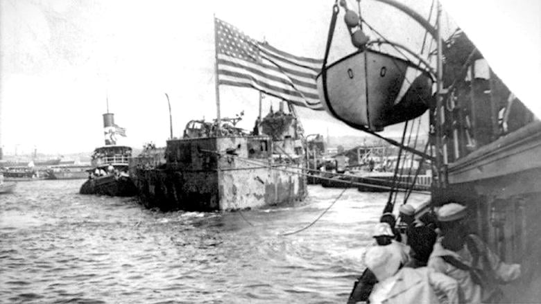 Operación de remolque del USS Maine para su segundo y definitivo hundimiento, a cinco millas del puerto de La Habana, 1912.