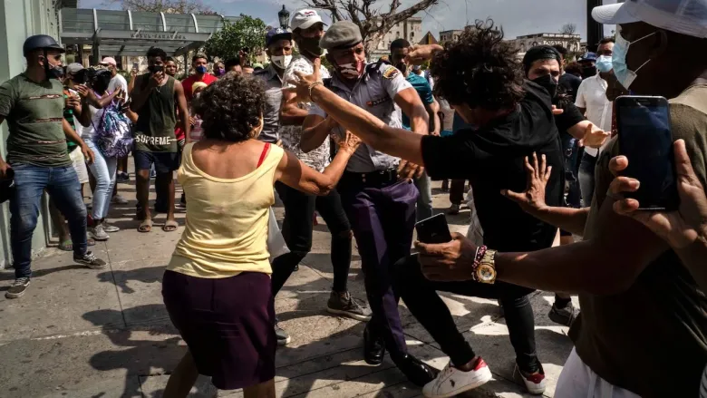 Represión policial durante las protestas del 11J en Cuba.