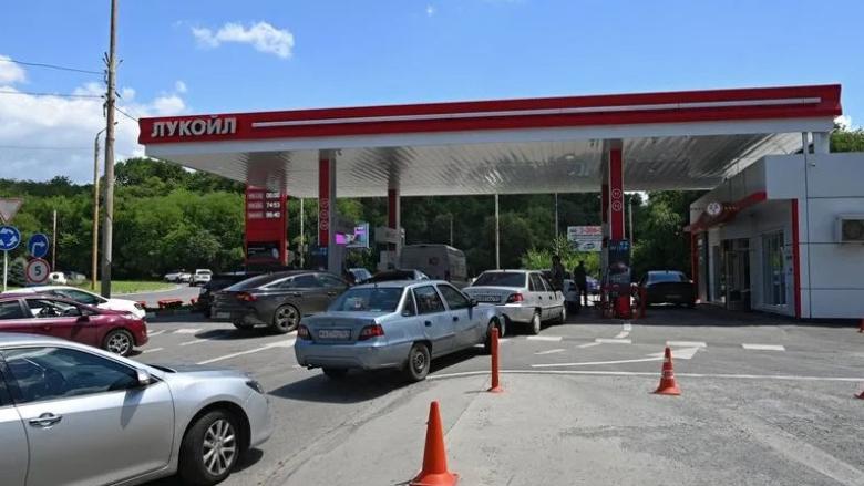 Cola en una gasolinera en Rusia.