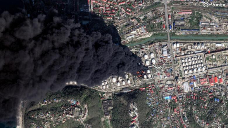 Incendio en la refinería rusa de Tuapse, el 1 mayo de 2026, tras un ataque con drones.