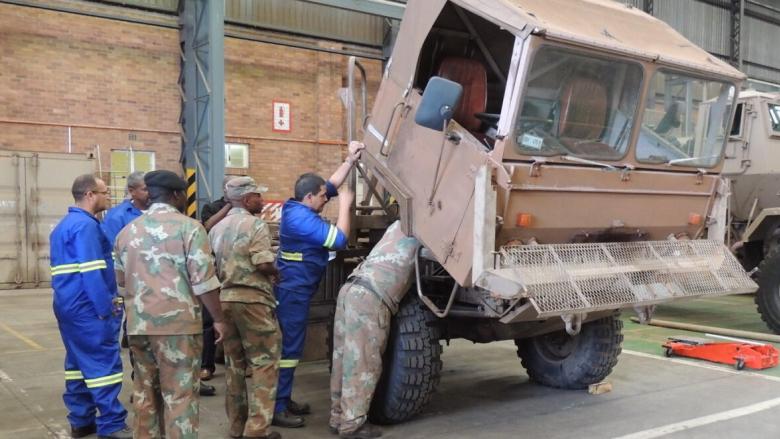 Militares cubanos y sudafricanos en un taller de reparación de equipos.