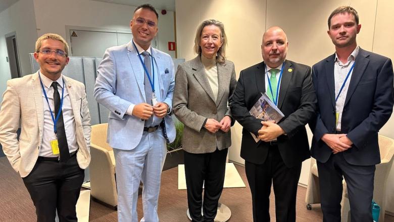 Kajsa Ollongren, representante especial de la Unión Europea para los Derechos Humanos, junto a activistas cubanos.