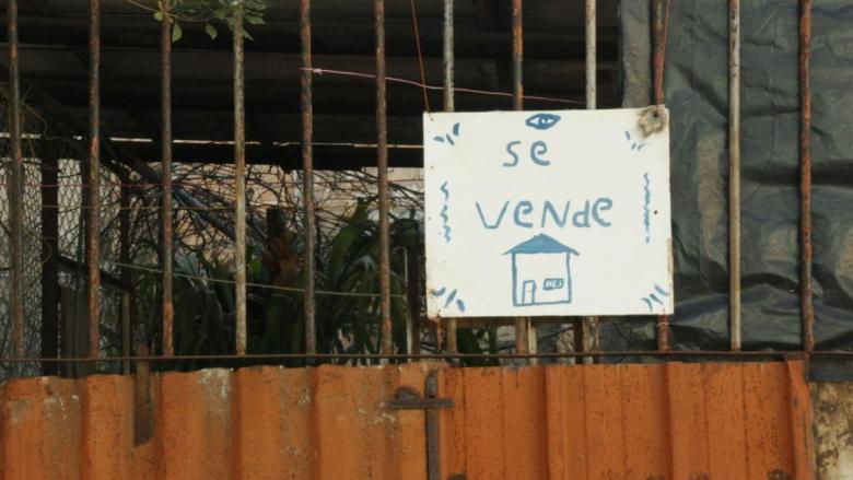 Un cartel de se vende una casa en La Habana.