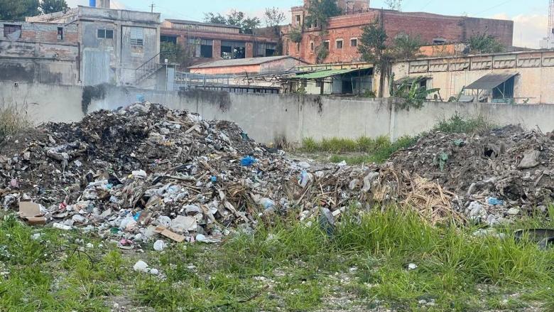 Un vertedero de basura parcialmente quemado en La Habana.