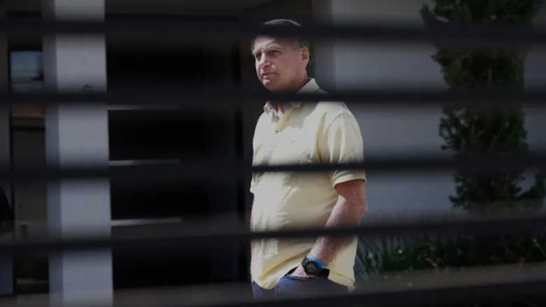 El expresidente de Brasil Jair Bolsonaro, caminando al interior de su residencia, en Brasilia.