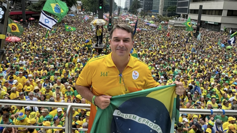 Flávio Bolsonaro en un acto de 2024.