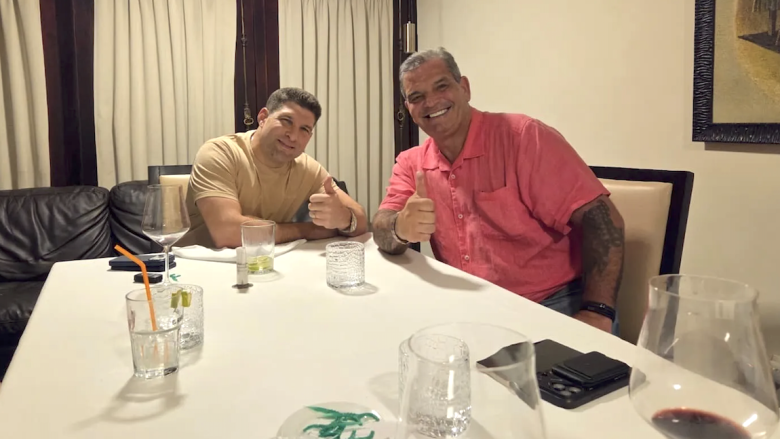 Vic Mellor (der), candidato republicano al Congreso de EEUU por Rhode Island, junto a Raúl Guillermo Rodríguez Castro (El Cangrejo).