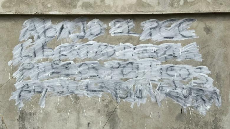 Cartel contra el régimen, emborronado, en un muro de La Habana.