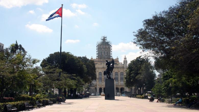 Bandera cubana, monumento a Martí y, al fondo, el Museo de la Revolución, antiguo Palacio Presidencial.