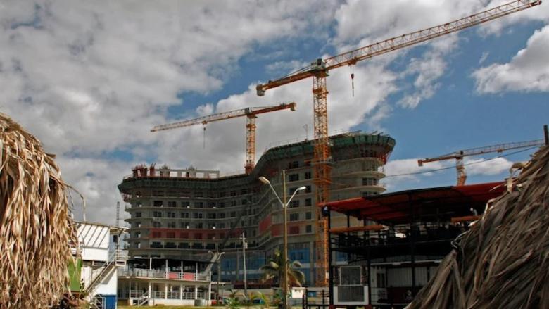 Construcción de un hotel en La Habana.