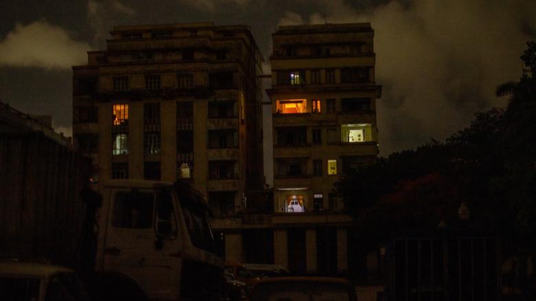 Un edificio en La Habana durante un apagón.