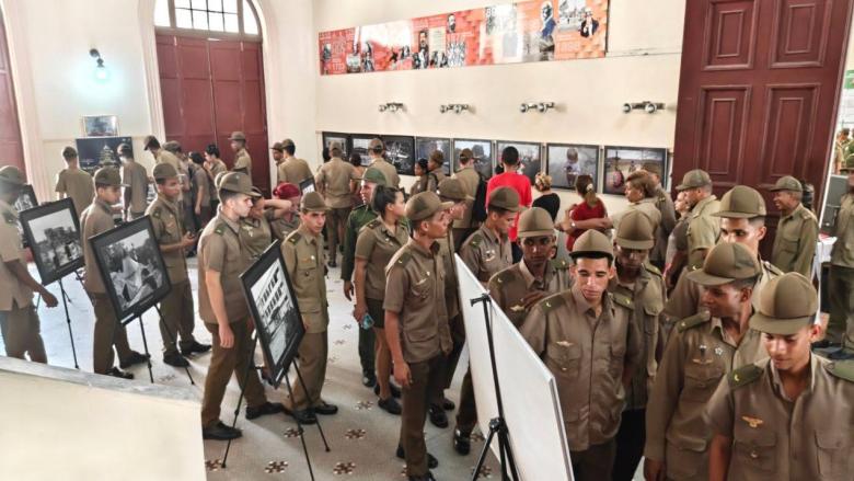 Cadetes cubanos visitando una exposición propagandística organizada por la Casa de Rusia en La Habana.