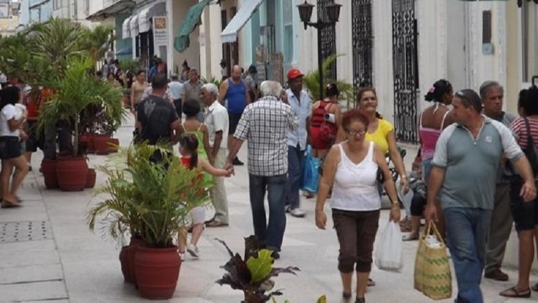 Cubanos en una ciudad de la Isla.