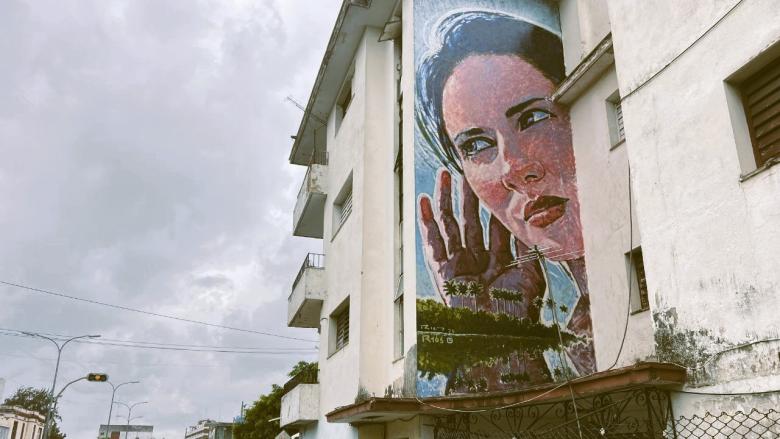 El rostro de una mujer en una pared en La Habana.