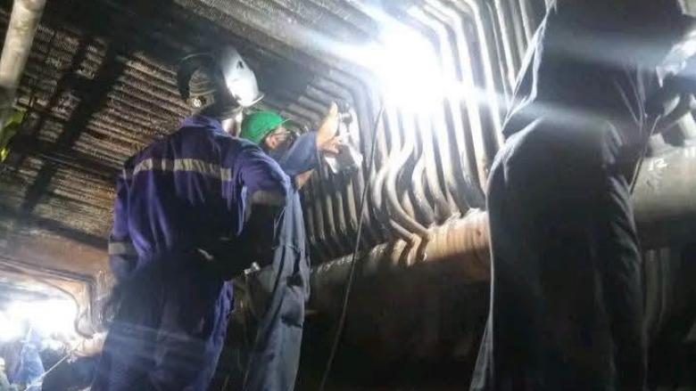 Obreros de la Termoeléctrica Antonio Guiteras revisan los conductos del economizador de la planta.