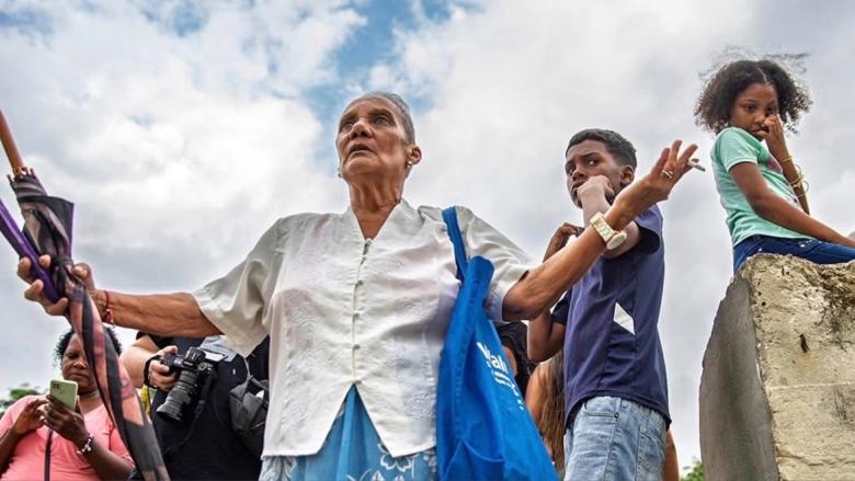 Una anciana y niños en Cuba. 