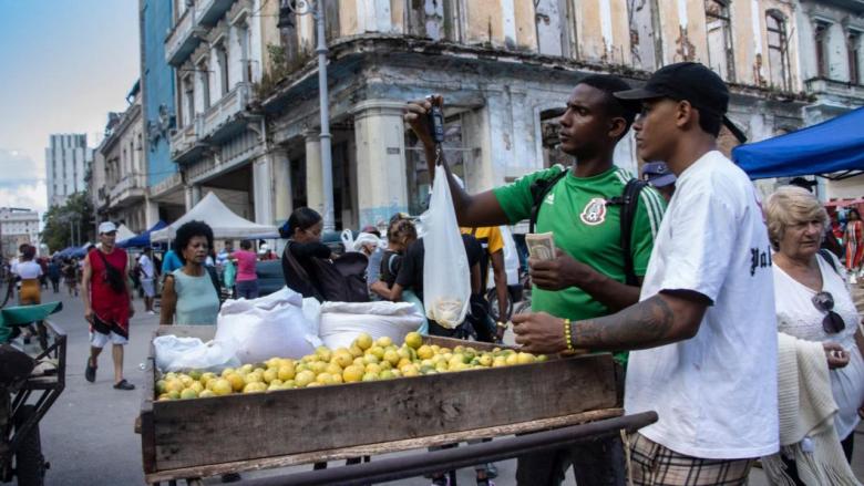 Venta en una feria agropecuaria en La Habana.