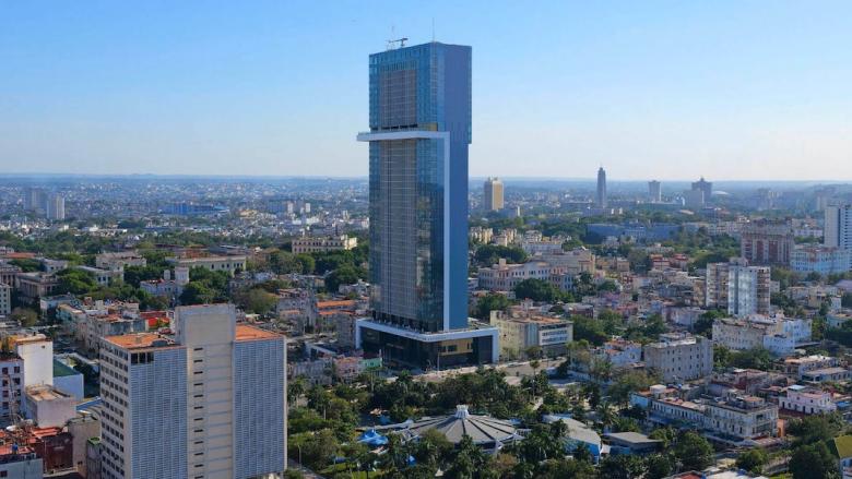 Al centro, la Torre K, La Habana.