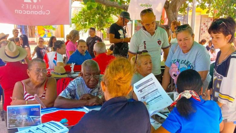 Feria de ofertas de agencias turísticas para cubanos.