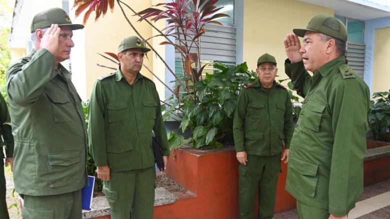 Díaz-Canel visita la Zona de Defensa Santa Fe, en Playa, La Habana.