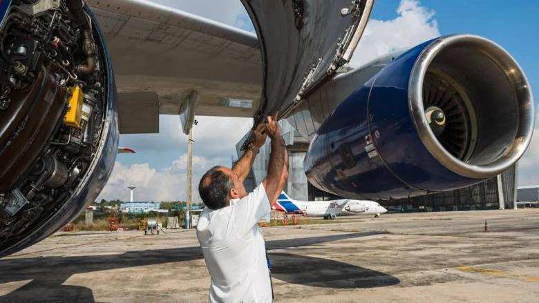Reparación ligera a una avión de Cubana.