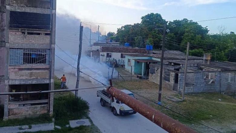 Un camión de fumigación en Ranchuelo.