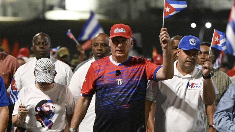 Miguel Díaz-Canel al frente de una manifestación en La Habana.