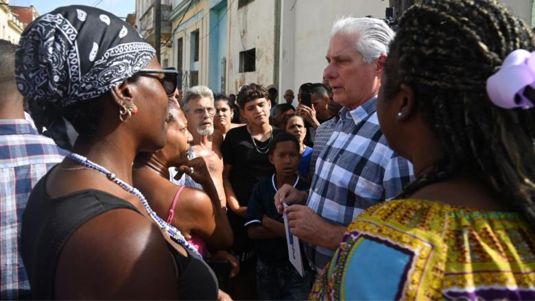 Miguel Díaz-Canel con residentes de Centro Habana.