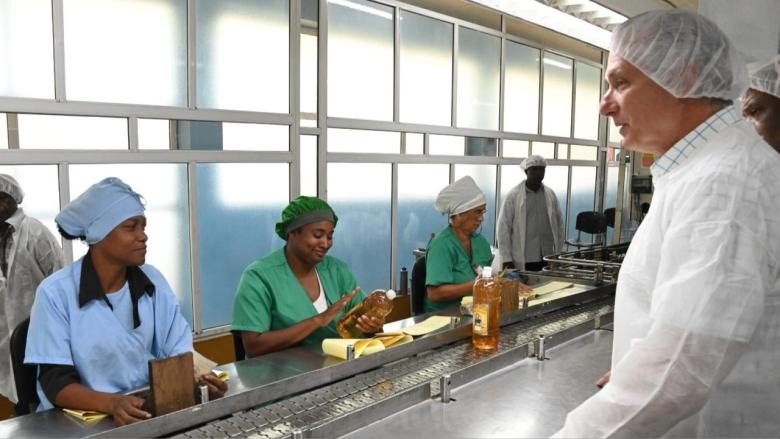 Miguel Díaz-Canel en una de las empresas que visitó el jueves.
