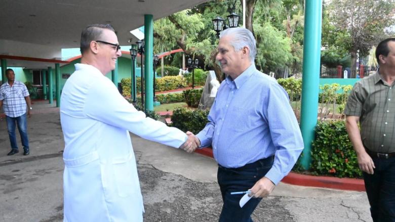Díaz-Canel en una parada en sus recorridos.