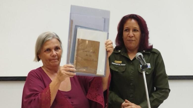 Elvira Corbelle Sanjurjo, directora del Archivo Nacional de Cuba, muestra uno de los documentos devueltos.