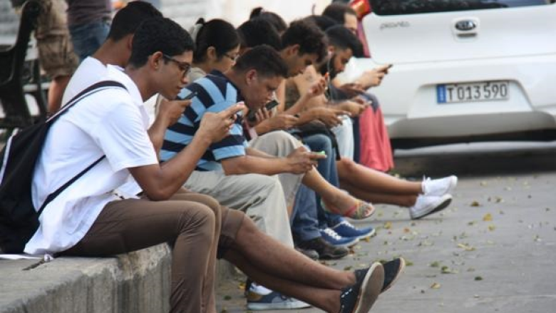Cubanos conectados a internet a través de sus teléfonos móviles.