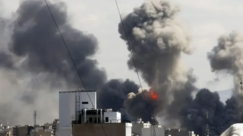 Impacto de bombardeos en Teherán.