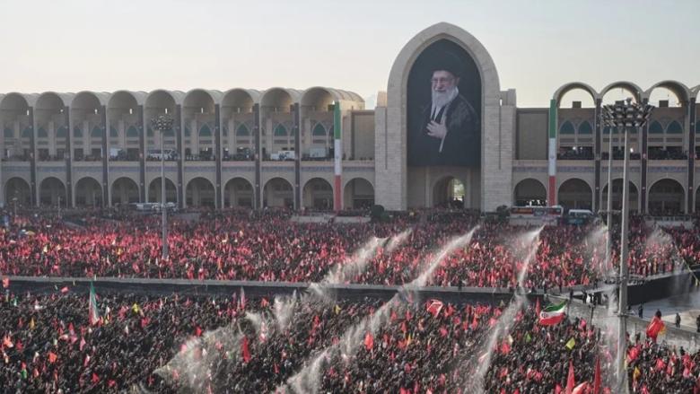 Miles de personas participan en los rezos funerarios del líder supremo de Irán Alí Jameneí en Teherán. 