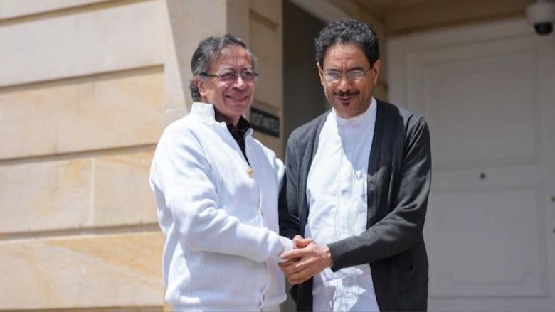 Iván Cepeda (der.) junto a Gustavo Petro, presidente saliente de Colombia.