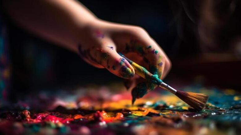 Mano pintando.
