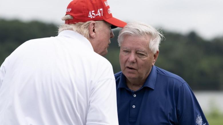 Lindsey Graham junto a Trump.