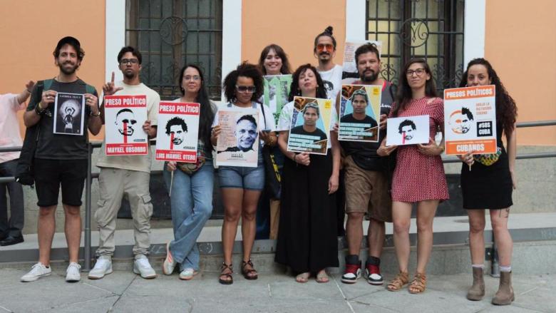 Activistas en Madrid exigen la libertad de los presos políticos.