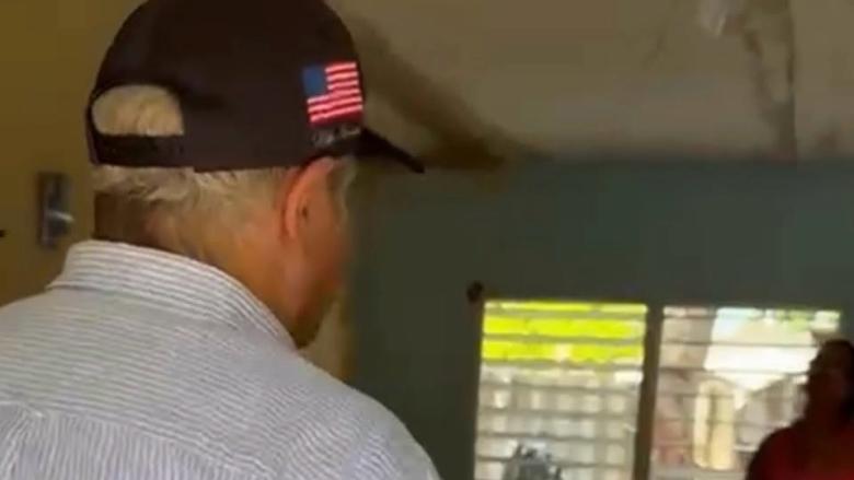 Mike Hammer en la casa de una familia beneficiaria de la ayuda de EEUU.