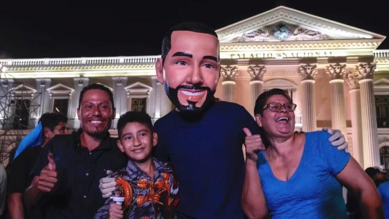 Partidarios de Nayib Bukele con una imagen del presidente salvadoreño.