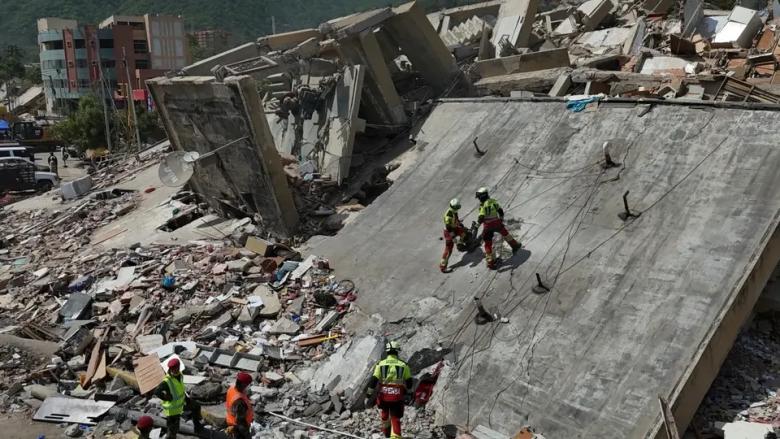 Rescatistas en los restos de un edificio destruido por los terremotos en Venezuela.