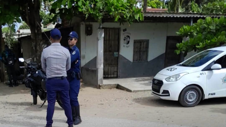 Patrulla y efectivos de la Policía cubana.