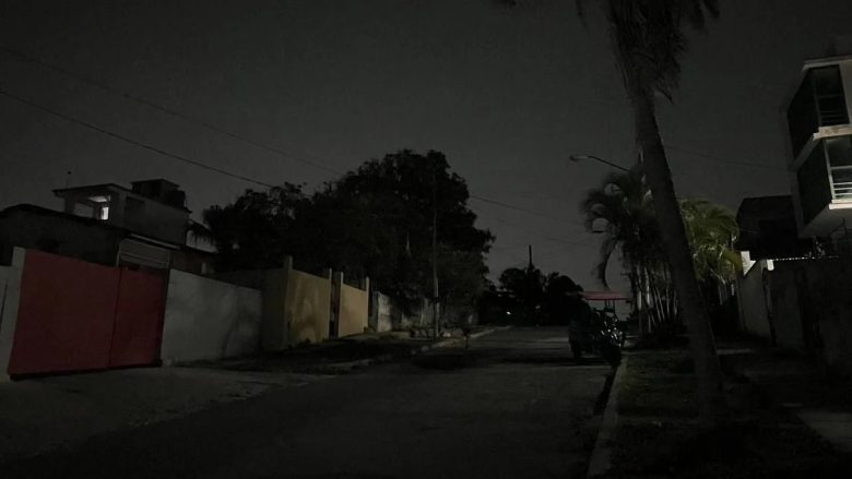 Una calle durante un apagón en Cuba.
