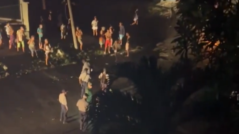 Policías controlan una protesta en Lawton, La Habana.