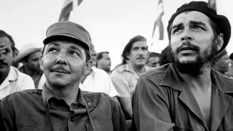 Raúl Castro (izq.) y Ernesto 'Che' Guevara, 1964.