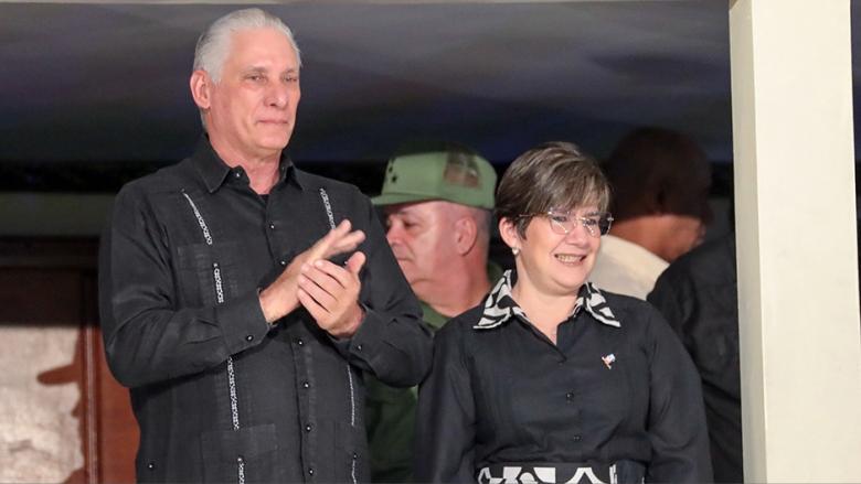 Miguel Díaz-Canel y Lis Cuesta durante la gala por el 26 de julio.